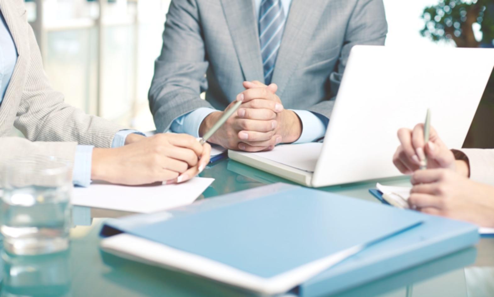 Trading education session with group chart analysis and collaborative learning environment