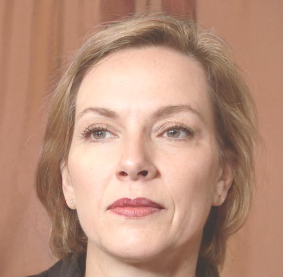 Instructor teaching technical analysis methods